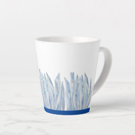 Blue Chalk Sticks auf einer kleinen Latte-Tasse Milchtasse