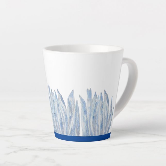 Blue Chalk Sticks auf einer kleinen Latte-Tasse Milchtasse (Rechte Ecke)