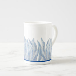 Blue Chalk Sticks auf einer Knochen-China-Tasse Prozellantasse