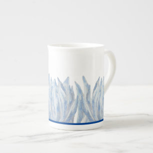 Blue Chalk Sticks auf einer Knochen-China-Tasse Prozellantasse