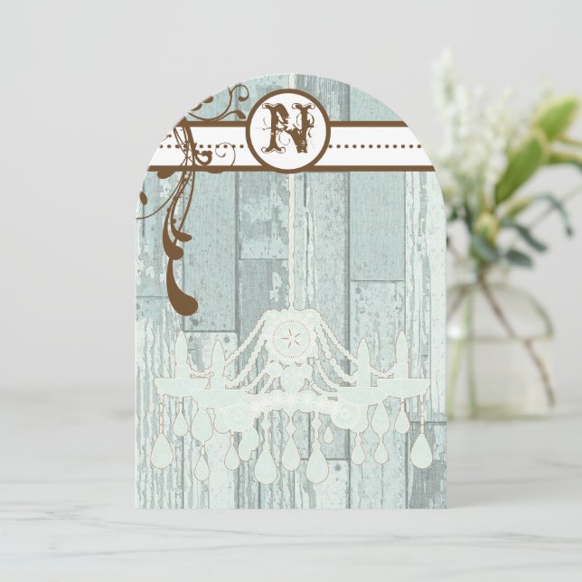 Blue Chandelier Barn Wood Wedding Einladungen (Stehend Vorderseite)