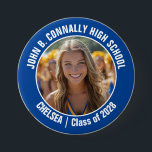 Blue Cheerleader Foto High School Spirit Button<br><div class="desc">Dieses coole,  kundenspezifische Highschool Cheerleader Foto Geschenk zeigt eine weiße Typografie Ihres Teams und Spielernamen auf einem blauen Knopf. Personalisieren Sie sich mit dem Foto Ihres Schülers und das Klassenzjahr als stolze,  aufregende Eltern. Eine Mutter und ein Vater können diese Knöpfe für den Wettbewerb und Spiele tragen.</div>