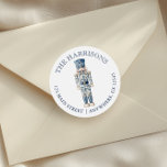 Blue Chinoiserie Christmas Nutcracker Adresse Runder Aufkleber<br><div class="desc">PreppyPrint.com - Feiern Sie Weihnachten im Stil! Fügen Sie Ihre personalisierte Touch hinzu! Übertragen Sie dieses Design auch auf die Produkte Ihrer Wahl! Bitte besuchen Sie meinen Designer-Shop,  PreppyPrint.com,  um die Dinge zu koordinieren.</div>