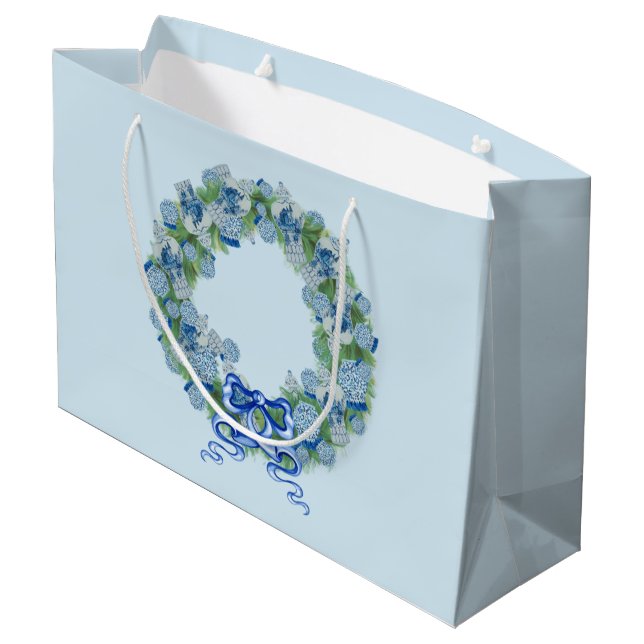 Blue Christmas Chinoiserie Wreath Große Geschenktüte (Rückseite Schrägansicht)