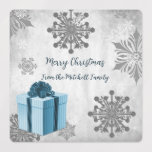 Blue Christmas Geschenke Holiday Baking Labels Etiketten<br><div class="desc">Teilen Sie mit Freunden und Familie Ihr Urlaubserlebnis mit diesem Blue Christmas Geschenk Holiday Baking Labels. Das Label design besticht durch ein lebendiges, verpacktes Weihnachtsgeschenk mit grauen und weißen Schneeflocken vor grauem Grunge-Hintergrund. Freuen Sie sich auf einen Raum, den Sie mit Ihrem eigenen Urlaubsgruß und Familiennamen persönlich gestalten können. Zusätzliche...</div>
