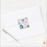 Blue Christmas-Geschenksticker Quadratischer Aufkleber<br><div class="desc">Siegel die Umschläge deiner ausgehenden Weihnachtskarten in dieser Urlaubssaison mit einem Blue Christmas Gift Holiday Sticker. Das Sticker Design besticht durch ein lebendiges,  verpacktes Weihnachtsgeschenk,  das mit grauen und weißen Schneeflocken auf grauem Grunge-Hintergrund geschmückt ist. Mit diesem Design sind auch zusätzliche Geschenk- und Urlaubsartikel erhältlich.</div>