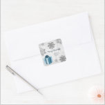 Blue Christmas-Geschenksticker Quadratischer Aufkleber<br><div class="desc">Siegel die Umschläge deiner ausgehenden Weihnachtskarten in dieser Urlaubssaison mit einem Blue Christmas Gift Holiday Sticker. Das Sticker Design besticht durch ein lebendiges,  verpacktes Weihnachtsgeschenk,  das mit grauen und weißen Schneeflocken auf grauem Grunge-Hintergrund geschmückt ist. Mit diesem Design sind auch zusätzliche Geschenk- und Urlaubsartikel erhältlich.</div>