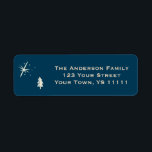 Blue Christmas Pine und Star Rücksendeadresse<br><div class="desc">Diese Labels sind mit einem blauen Hintergrund gestaltet und mit Kiefer- und Sterndesignelementen dekoriert. Ein großartiges Rücksenderetikett für Ihre Urlaubskarten,  Weihnachtskarten,  Briefe oder Einladungen.</div>