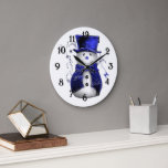 Blue Christmas Snowman Große Wanduhr<br><div class="desc">Ein skurriler,  niedlicher Schneemann,  der in einem blauen Samthut und einer Weste gekleidet ist und zu Weihnachten von blauen Sternen umgeben ist.</div>