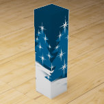 Blue Christmas Wine Box Custom Winter Trees<br><div class="desc">Winter Bäume Weinkasten Personalisiert Blaue Weihnachtsweinboxen Schöne Winter Geschenkboxen Schmuckboxen bewahren konfessionslose Weihnachtsweinboxen Maßgeschneiderte Schneeflocken Geschenkboxen Geschenke Mementos für Männer, Frauen, Jungen, Mädchen Klicken Sie auf "Anpassen", um mehr Text Wählen Sie Schriftart und benutzerdefinierte Farben Personalisierte nicht säkulare Jahreszeiten Gruß Weihnachtsweinkasten für Freunde Familienfeiern Hosts Liday Trees Wine Boxes Ihr...</div>