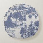 Blue Christmas Winter Wonderland Rundes Kissen<br><div class="desc">Feiern Sie Weihnachten genau in diesem Jahr mit diesem wunderschönen runden Kissen mit einem toilen Design mit einem schönen Weihnachtsbaum im Vordergrund, der von einem neugierigen Kind entdeckt wird. Ein tanzendes Paar, Bäume, der Schlitten des Weihnachtsmannes, Geschenke und ein Rentier schmücken den Boden. Im Hintergrund befindet sich eine gemütliche Winterhütte...</div>