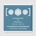 Blue D20 Dice Gamer Wedding Info Magnet v2<br><div class="desc">Dieses D20 Dice Gamer Wedding Information Magnet in blau ist perfekt für das Nerdpaar, das wegen eines gemeinsamen Interesses an Rollenspielen in der Liebe gefallen ist und seine Hochzeitsinfo mit diesem Teil seiner Persönlichkeit ankündigen möchte. Dieses Design ist einfach und minimalistisch und besteht aus einem dreiseitigen die. Einfach zu anpassen,...</div>