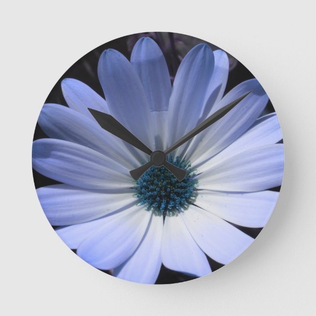 Blue Daisy Flower Wall Clock Runde Wanduhr (Vorderseite)