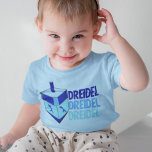 Blue Dreidel Hanukkah Kleinkind Baby T-shirt<br><div class="desc">Dreidel-Dreidel-Dreidel in drei verschiedenen Blautönen mit einem blauen Dreiel für Chanukah.</div>