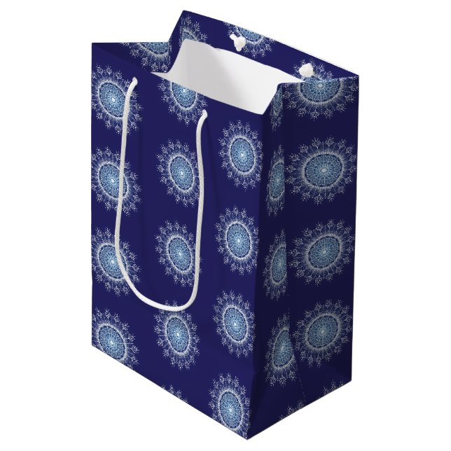 Blue Elegant Snowflake Mandala Cadeau Sac (Devant Angle)