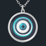 Blue Evil Eye Pendant Necklace - Griechischer Char Versilberte Kette<br><div class="desc">Schützen Sie sich vor negativer Energie und gewinnen Sie viel Glück mit dieser schönen silbernen bösen Augenhalskette. Das böse Auge ist in vielen Kulturen wie der Türkei, Griechenland und dem Nahen Osten ein Symbol des Schutzes und der Abwehr des Bösen. Man glaubt, dass das Tragen einer bösen Augenhalskette einen vor...</div>