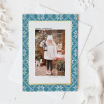 Blue Fair Isle Strick Pattern Foto Weihnachten Folien Feiertagskarte<br><div class="desc">Versenden Sie herzliche Urlaubswünsche in einem gemütlichen, festlichen Design mit dieser vergoldeten Weihnachtskarte, die einen charmanten Strick der Messe Isle bietet. Das aufwändige Design erinnert an das behagliche Gefühl von Winterwärme und Urlaubsjubiläum. Diese individuell gestaltbare Weihnachtskarte bietet einen festlichen Hintergrund für Ihr persönliches Foto. Passen Sie Ihre Foto- und Urlaubsnachricht...</div>