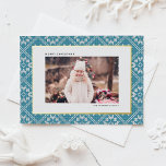 Blue Fair Isle Winter Strick Pattern Foto Weihnach Folien Feiertagskarte<br><div class="desc">Versenden Sie herzliche Urlaubswünsche in einem gemütlichen, festlichen Design mit dieser Weihnachtskarte aus Goldfolie, die einen charmanten Strick-Hintergrund der Messe Isle bietet. Das aufwändige Design erinnert an das behagliche Gefühl von Winterwärme und Urlaubsjubiläum. Diese individuell gestaltbare Weihnachtskarte bietet einen festlichen Hintergrund für Ihr persönliches Foto. Passen Sie Ihre Foto- und...</div>