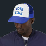 Blue fett gedruckte Aquarelltexte politisch stimme Truckerkappe<br><div class="desc">Ermutigen Sie die Menschen, bei Wahlen für liberale Demokraten zu stimmen, mit einem Hut mit den Worten "STIMMEN BLAU" in einem kühnen blauen Aquarellfarben-Schriftart auf weißem Hintergrund für ein modernes Typografie-Design. In der Sidebar können Sie Hüte mit anderen Trimmfarben auswählen. Um das Design Vote Blue auf anderen Artikeln zu sehen,...</div>