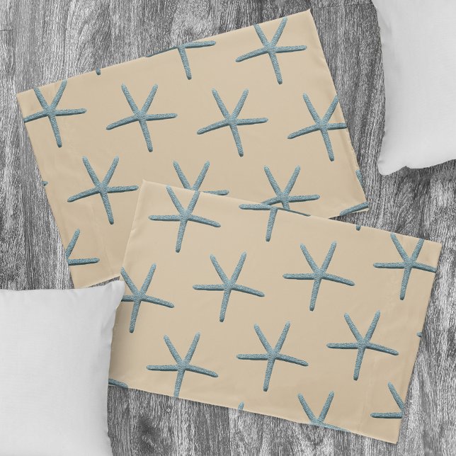 Blue Finger Starfish auf Sand Standard Kissenbezug (Von Creator hochgeladen)