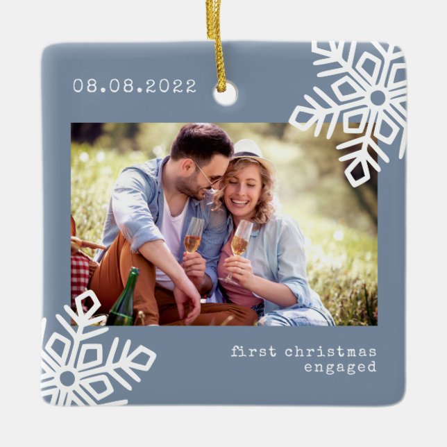 Blue First Christmas Verlobt Snowflake Foto Keramikornament (Vorderseite)