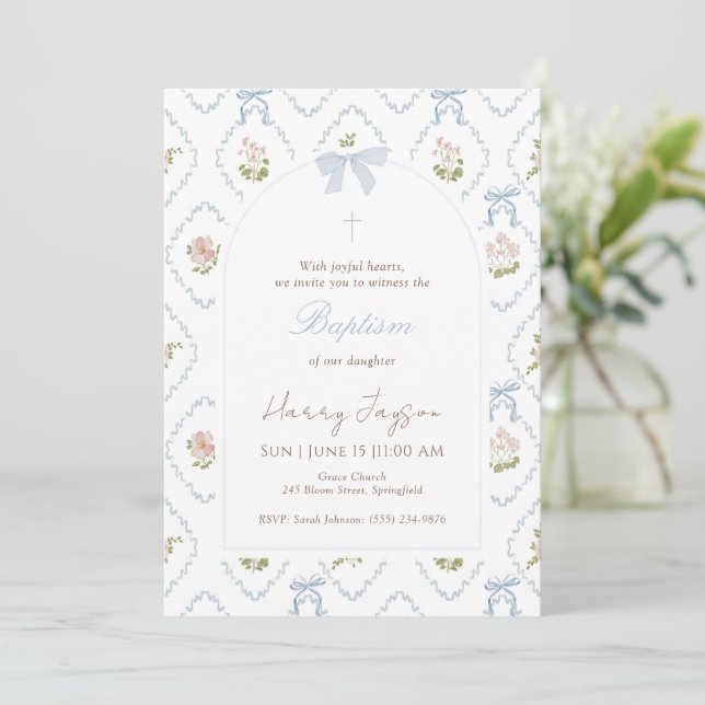 Blue Floral Bow Elegant Christian Girl Baptism Einladung (Stehend Vorderseite)