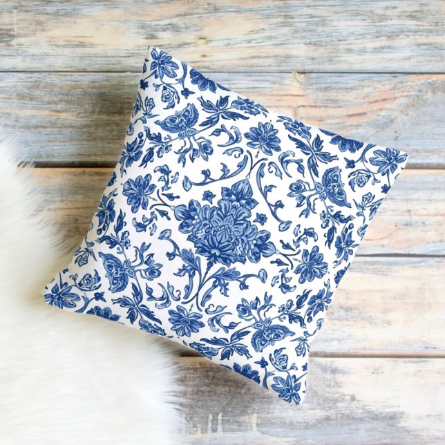 Blue Floral Chinoiserie White Watercolor Kissen (Von Creator hochgeladen)