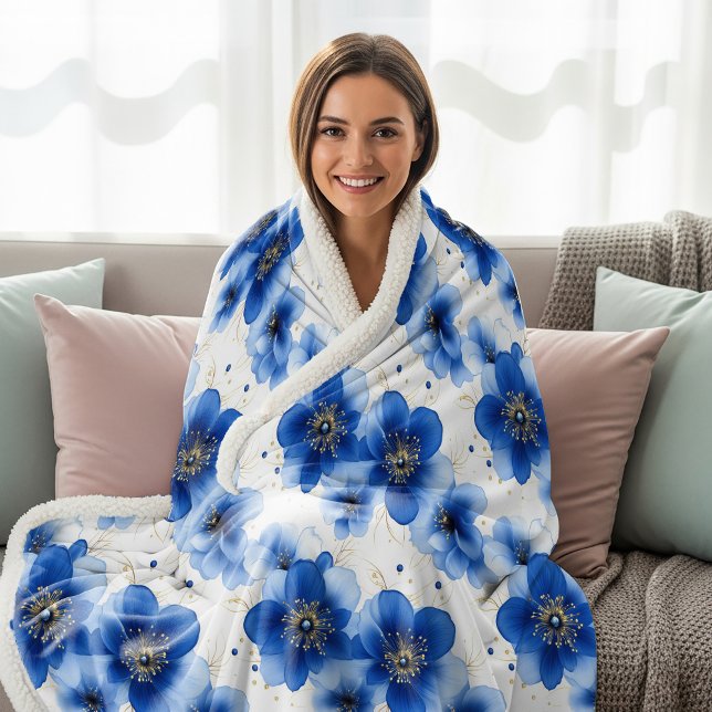 Blue Floral Pattern with Gold Accents Sherpadecke (Von Creator hochgeladen)