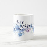 Blue Floral Romantic Just Married Kaffeetasse<br><div class="desc">Romantische Tasse Weißer Kaffee nur verheiratet mit blauen Aquarell-Blume. Ideal für Ihre Hochzeit</div>