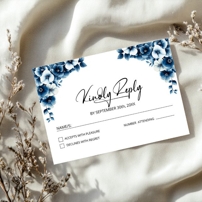 Blue Floral Wedding RSVP Karte (Von Creator hochgeladen)