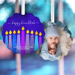 Blue Foto Hanukkah Menorah Candles Modern Boho Ornament Karte<br><div class="desc">"Happy Hanukkah." Eine spielerische, moderne, künstlerische Illustration von Boho Musterkerzen und handgeschriebenen Kalligrafien helfen Ihnen, den Urlaub in Hanukka stilvoll zu gestalten. Die blauen Kerzen mit bunten Imitat-Folienmustern überlagern einen intensiv blauen, texturierten Hintergrund auf der Vorderseite. Dein Lieblings-Foto schmückt den Rücken. Genießen Sie die Wärme und Freude der Ferienzeit, wenn...</div>