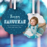 Blue Foto Happy Hanukkah Typografy Star von David Ornament Karte<br><div class="desc">"Happy Hanukkah." Genießen Sie die Wärme und Freude der Feriensaison, während Sie das Lichteffekt mit dieser spielerischen, wahren Papierschmuckkarte einführen. Spaß, skurrile handgefertigte Typografie, zusammen mit einem zufälligen Star of David-Muster in hellstaubigen Blues überlagern die blau gezeichneten Linien der Mitternacht und ein dunkelblauer Hintergrund. Das personalisierte Foto Ihrer Wahl schmückt...</div>