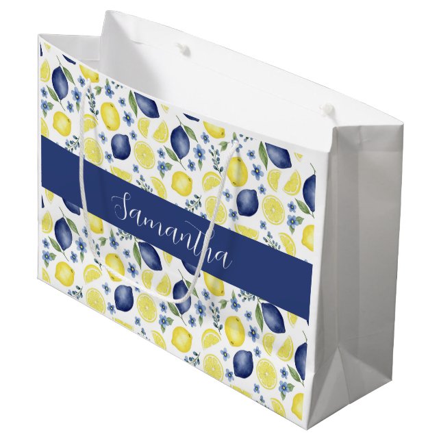 Blue French Country Lemon Pattern Monogram Name  Große Geschenktüte (Vorderseite Schrägansicht)