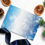 Blue Frozen Winter Wonderland Frohe Weihnachten Folien Feiertagskarte<br><div class="desc">Personalisierte Weihnachtskarte mit dem Text "Frohe Weihnachten" in einem eleganten Drehbuch mit Ligaturen und einem Serif-Schriftart auf einem blauen Farbverlauf mit Schneeflocken und Glitzern. Auf der Rückseite der Karte befindet sich eine Weihnachtsmeldung und Ihre Unterschrift.</div>