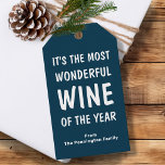 Blue Funny Wine Weihnachten Geschenkanhänger<br><div class="desc">Sie suchen eine einzigartige Möglichkeit, Ihren Urlaub mit Ihren Weinliebhabern und Ihrer Familie zu verbringen? Schauen Sie sich nur unsere Weihnachtswein-Geschenketiketten an! Diese Etiketten mit weißer Typografie auf dunkelblauem Hintergrund verleihen jeder Weinflasche eine Touch Raffinesse. Und mit der spielerischen Phrase "Es ist der schönste Wein des Jahres" werden sie jedem...</div>