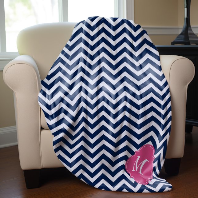 Blue & Fuschia Zigzag Muster Monogram Fleecedecke (Von Creator hochgeladen)
