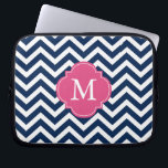 Blue & Fuschia Zigzags Muster Monogram Laptopschutzhülle<br><div class="desc">Moderne und schicke Zickzack Streifen und Quatrefolien Monogramm-Design.</div>