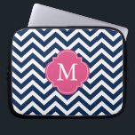 Blue & Fuschia Zigzags Muster Monogram Laptopschutzhülle<br><div class="desc">Moderne und schicke Zickzack Streifen und Quatrefolien Monogramm-Design.</div>