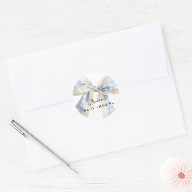 Blue Gingham Checks Cute Bow Baby Shower Runder Aufkleber (Umschlag)