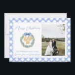 Blue Gingham Christmas Wreath Bells Vintages Foto Feiertagskarte<br><div class="desc">Watercolor Blue Gingham Christmas Wreath Bells Vintages Foto Holiday Card. Diese schöne Weihnachtsfoto-Karte bietet einen Aquarellblauen Gingham,  einen Weihnachtskranz,  goldene Steinglocken und einen blauen Rahmen für ein Foto. Es ist perfekt,  wenn Sie eine klassische,  südliche,  großtausendjährige Weihnachtskarte suchen. Melden Sie mich für notwendige Anpassungen oder Matching-Elemente:)</div>