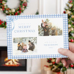 Blue Gingham Kariert Two Foto Feiertagskarte<br><div class="desc">Erstellen Sie Ihre eigenen Weihnachtskarten mit zwei Familienbildern, personalisiert minimalistischem Typografienamen und Jahr auf niedlichem, blauen Gingham kariertem Muster-Hintergrund.</div>