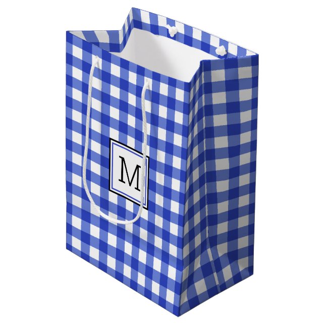 Blue Gingham Karo Monogram Mittlere Geschenktasche Geschenktüte (Vorderseite Schrägansicht)