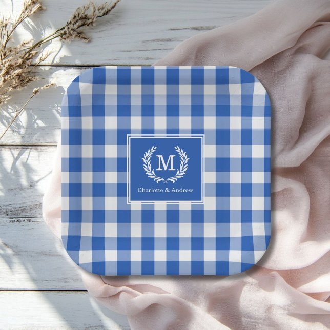 Blue Gingham Monogram Wappen Custom Pappteller (Blue Gingham Monogram Crest Custom Paper Plates with your Monogram and Names.)