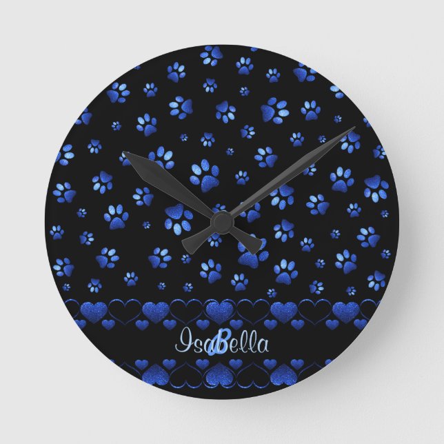 Blue glitter dog paw pattern, Monogram  Runde Wanduhr (Vorderseite)