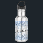 Blue Glitzer Name Skript elegant Edelstahlflasche<br><div class="desc">Mit blauen Imitaten Glitzer Staub. Personalisieren und fügen Sie Ihren Namen mit einem angesagten,  handgeschriebenen Stil-Skript mit Swashes hinzu. Um die Swashes behalten,  löschen Sie nur den Beispielnamen,  verlass die Leerzeichen oder Emoji's vor und nach dem Namen.</div>