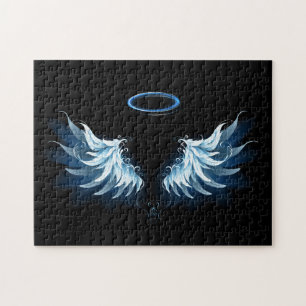 Blue Glows Angel Wings auf schwarzem Hintergrund