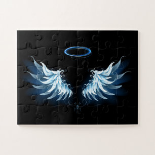 Blue Glows Angel Wings auf schwarzem Hintergrund