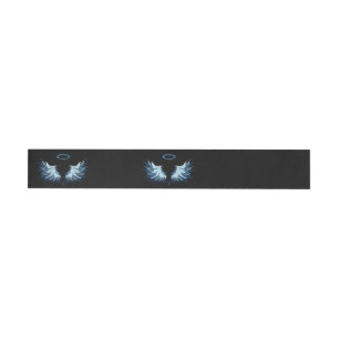 Blue Glows Angel Wings auf schwarzem Hintergrund