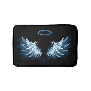 Blue Glows Angel Wings auf schwarzem Hintergrund Badematte