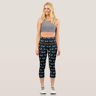 Blue Glows Angel Wings auf schwarzem Hintergrund Capri Leggings